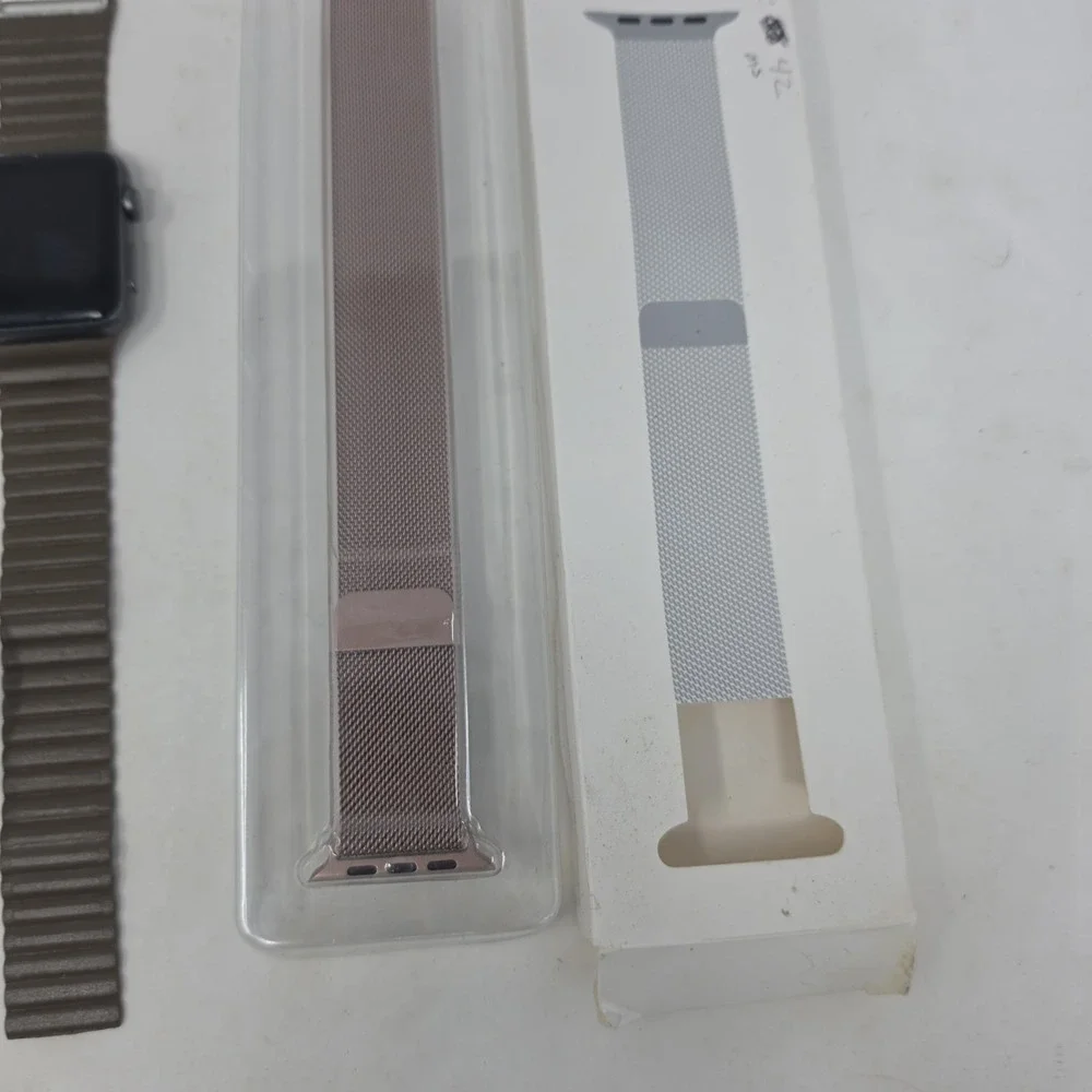 Apple Watch, 7000 Series, 42mm 2 Extra Bands. Works Great